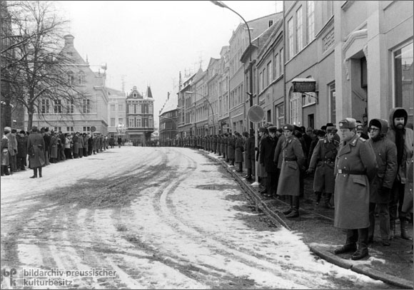 Güstrow während des Besuchs von Helmut Schmidt (13. Dezember 1981)